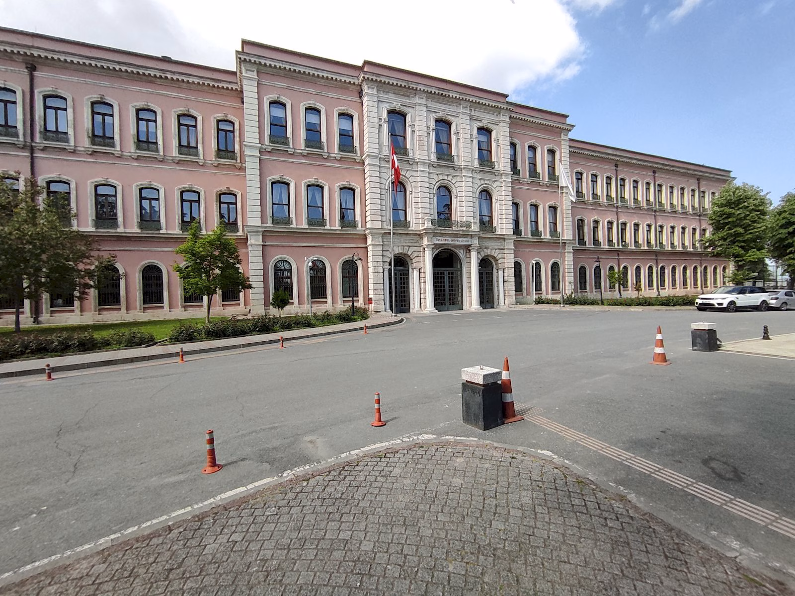 İstanbul Üniversitesi’ne giden otobüsler görsel.