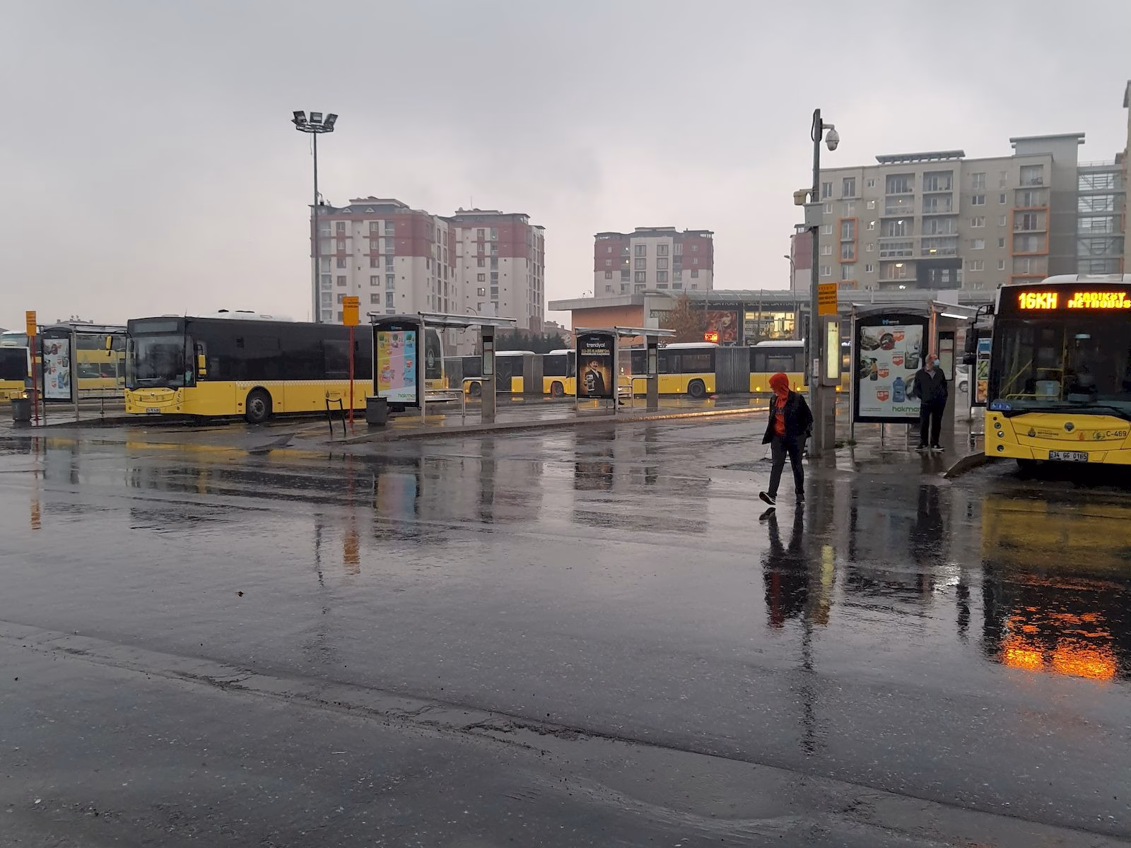 Sultanbeyli’den Kadıköy’e giden otobüsler fotoğraf.